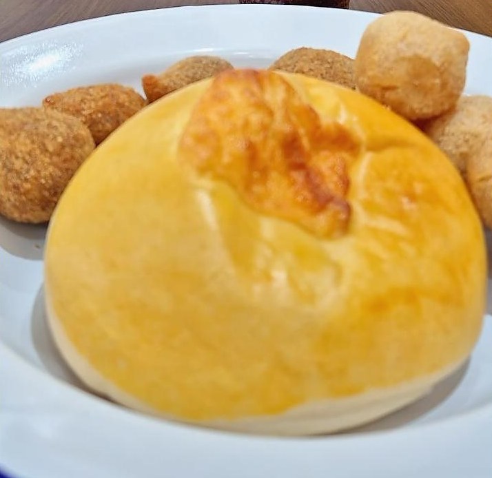 Pão de queijo e salgados fritos no prato, com café