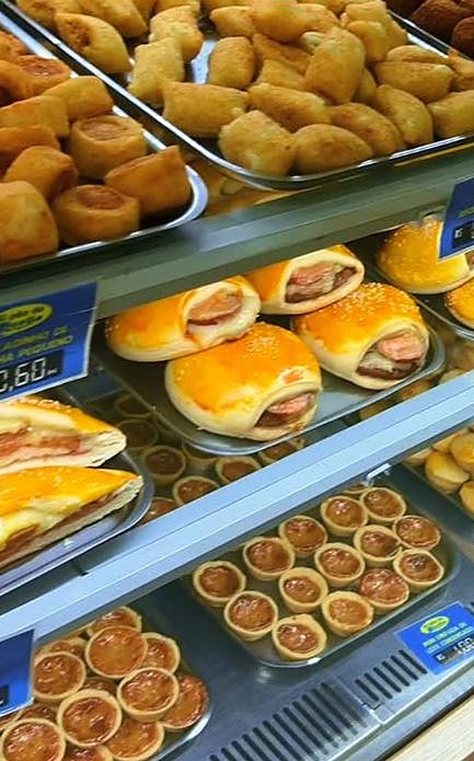 Vitrine da Ki Pão de Queijo Gama Oeste com salgados assados e fritos